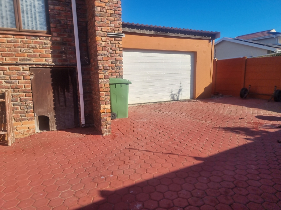 6 Bedroom Property for Sale in Heiderand Western Cape